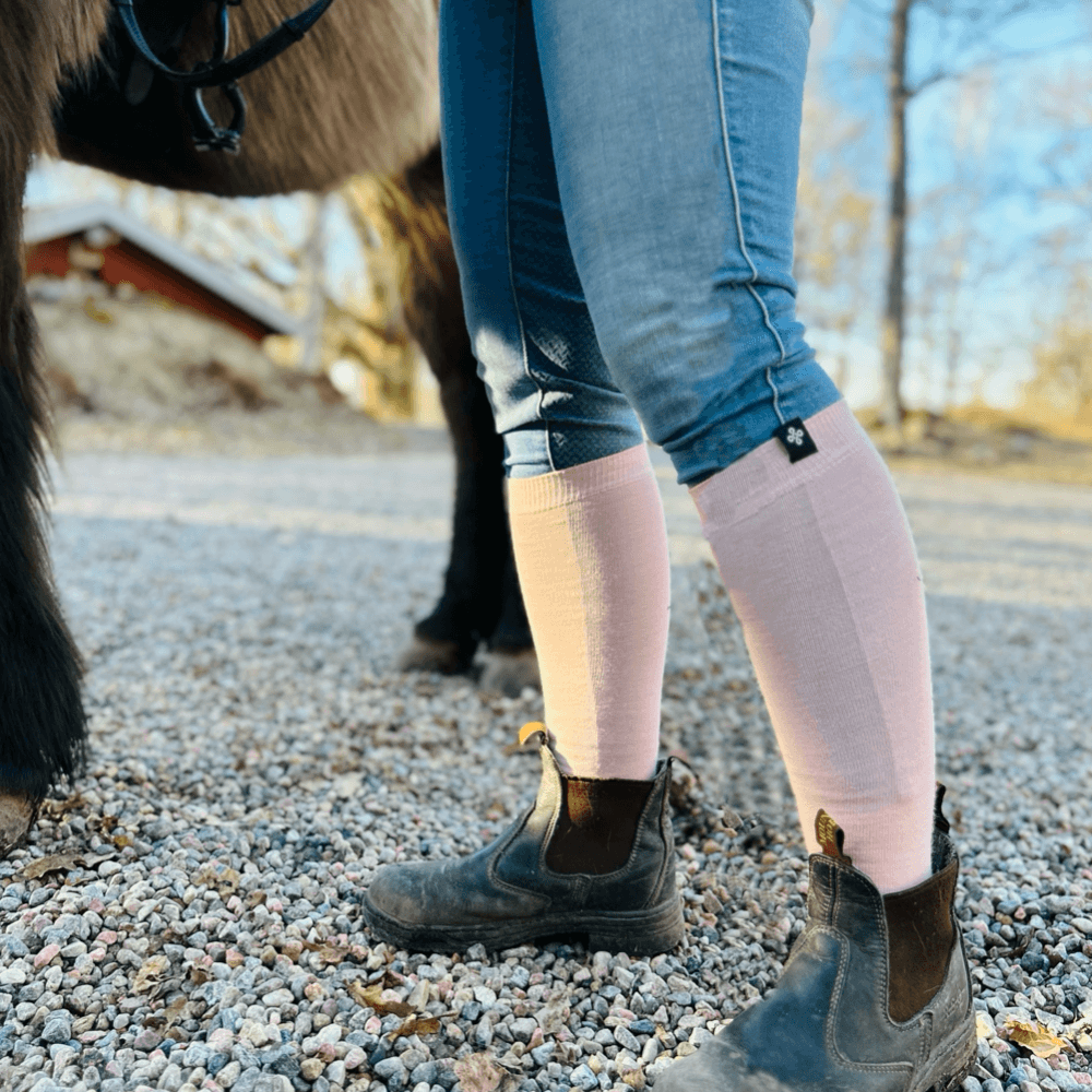 Ridstrumpa Freja Merinoull Rosa