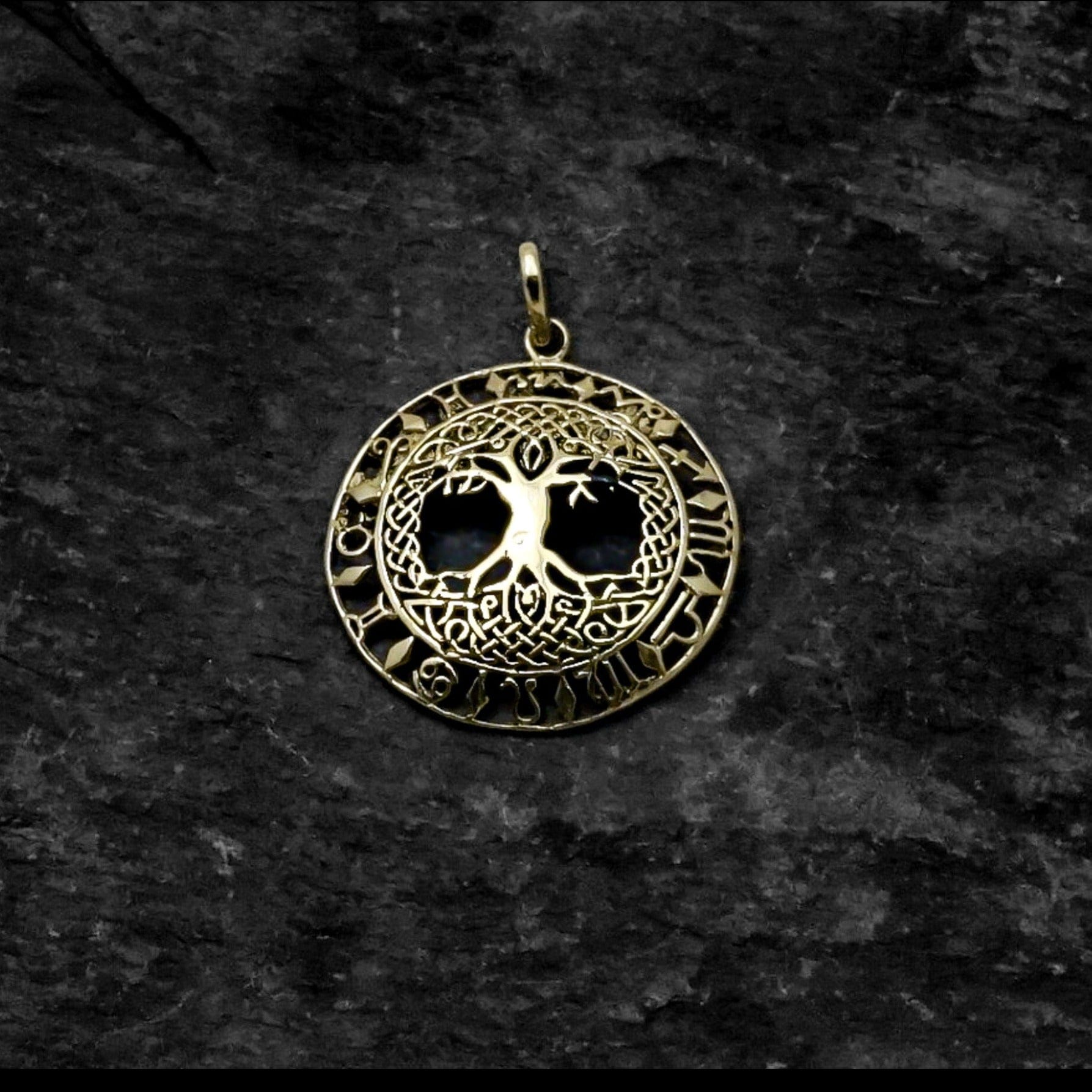 Yggdrasil, hängsmycke
